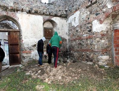 Kilisede Define Arayanlara Su Engeli