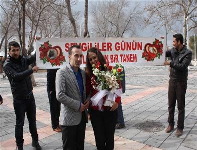 Sevgililer Günü'nde Sürpriz Evlenme Teklifi