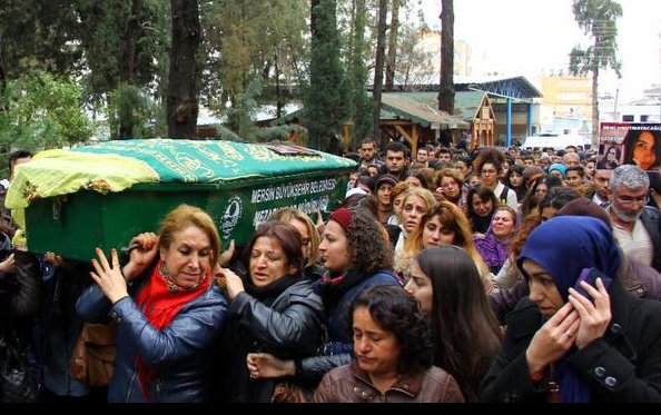 Özgecan'ın tabutunu kadınlar taşıdı