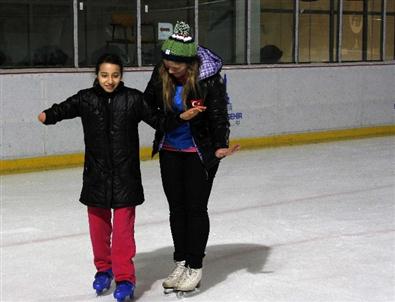 Engelli Vatandaşların Buz Pateni Heyecanı