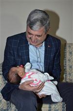 İKİZ BEBEKLER - Yeşilyurt Belediyesi’nden Yeni Doğan Bebeklere 'Hoş Geldin' Hediyesi