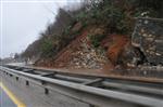 Düzce-akçakoca Karayolunda Heyelan