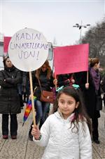 KADIN CİNAYETLERİ - İnegöllüler Özgecan’ın Katillerine Lanet Yağdırdı