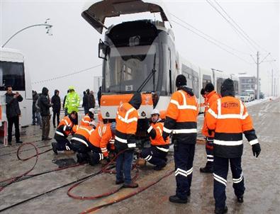 Tramvayla İşçi Servisi Çarpıştı Açıklaması