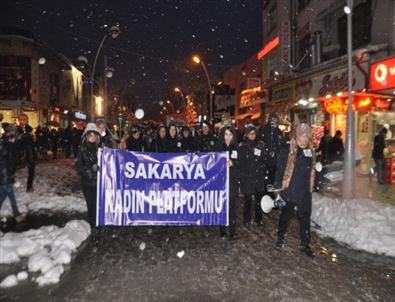 Yoğun Kara Yağışına Rağmen Kadınlar Özgecan İçin Yürüdü