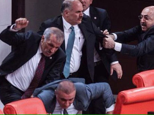 TBMM'de büyük olay! 4 milletvekili yaralandı