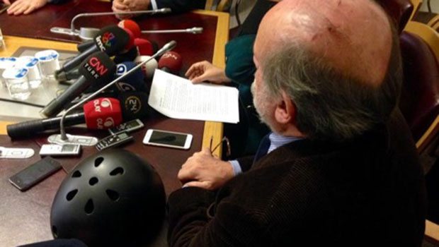 Ertuğrul Kürkçü Meclis'e kaskla geldi