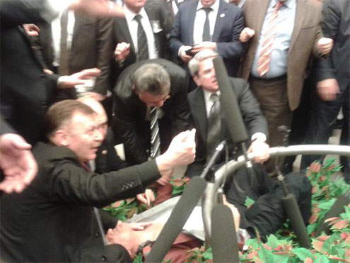 TBMM'de büyük olay! 4 milletvekili yaralandı