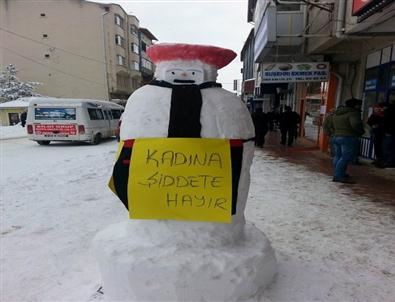 Esnaflar Kardan Adam Yaparak ‘kadına Şiddete Hayır’ Dedi