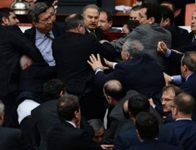 Meclis'te yine kavga çıktı!