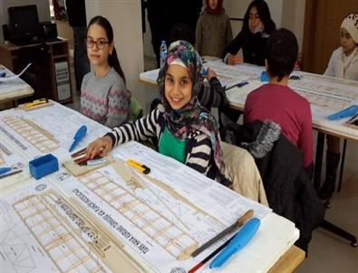 Yozgat’ta Öğrenciler Model Uçak Yapmayı Öğrendi