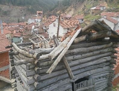 Lodos Dağ İlçelerinde Ağaçları Devirdi, Çatıları Uçurdu