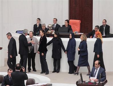 Ak Partili Kadın Milletvekilleri Koruma Zinciri Oluşturdu