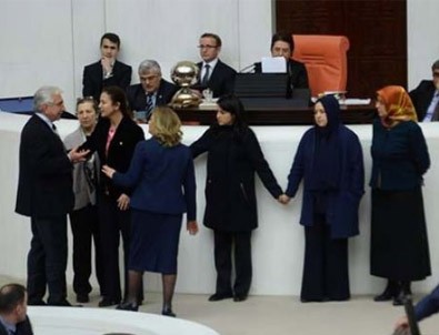 AK Partili kadın vekilleri zincir oldular