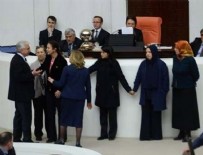 LEVENT GÖK - AK Partili kadın vekilleri zincir oldular