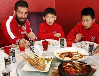 Çinli çocuklarla yemek yedi