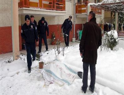 Eve Kilitlenen Kadın Pencereden Atlayarak İntihar Etti