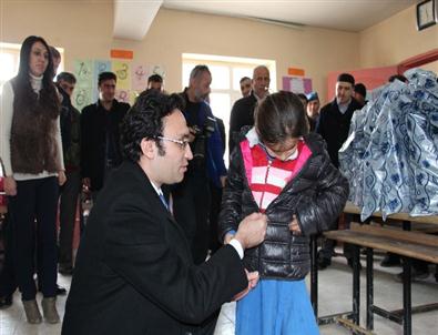 Karakol Komutanı Şahin’den Öğrencilere Yardım