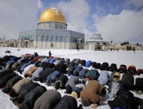 SECCADE - Mescid-i Aksa'da kar altında cuma namazı