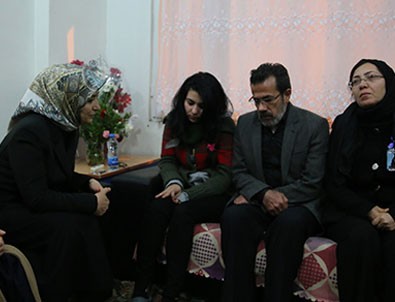 Sare Davutoğlu'dan Özgecan'ın ailesine ziyaret