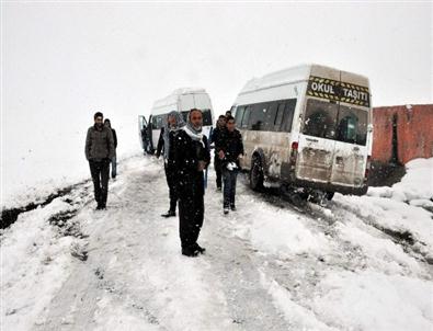 Siverek'te Öğrenci Servisleri Karda Mahsur Kaldı