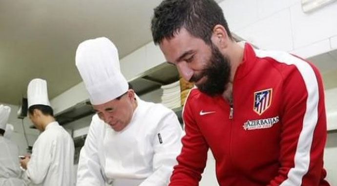 Çinli çocuklarla yemek yedi