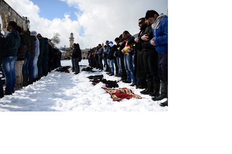 Mescid-i Aksa'da kar altında cuma namazı