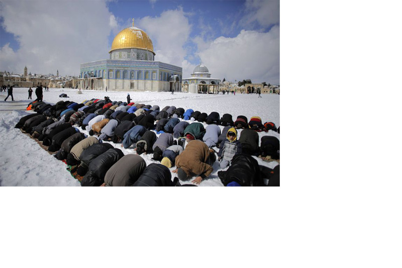 Mescid-i Aksa'da kar altında cuma namazı