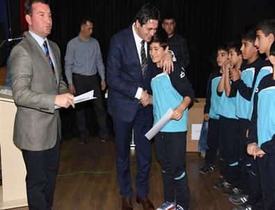 Aliağa'da Minik Sporcular Ödüllerine Kavuştu