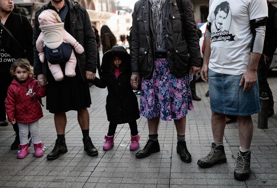 Erkeklerden, kadına şiddete karşı 'Etekli' eylem