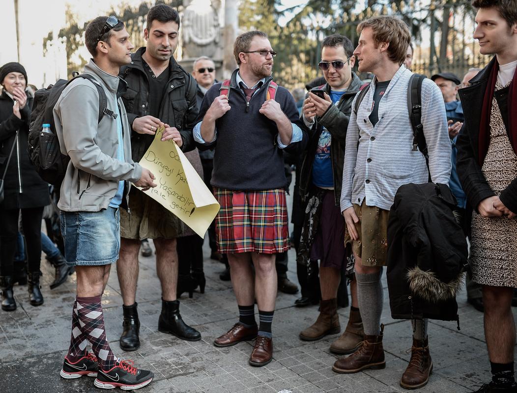 Erkeklerden, kadına şiddete karşı 'Etekli' eylem