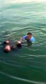 YARıMCA - Denize Atlayan Şahsı Polis Yüzerek Kurtardı