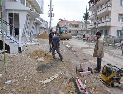 Gölbaşı'nda Yol ve Kaldırım Düzenleme Çalışmaları