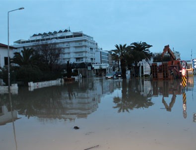 İzmir’i sağanak yağış vurdu