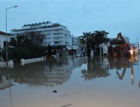 İzmir’i sağanak yağış vurdu