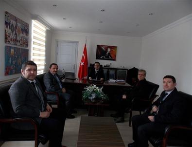 Eşme Kaymakamı Halim’den Tapu Personeline Başarı Belgesi