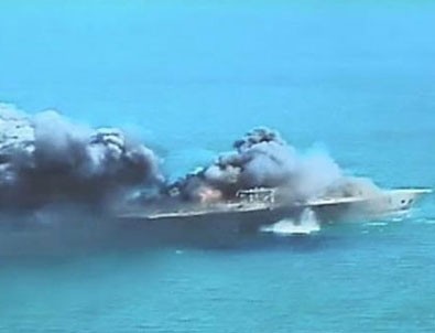 İran, Amerikan uçak gemisinin maketini batırdı