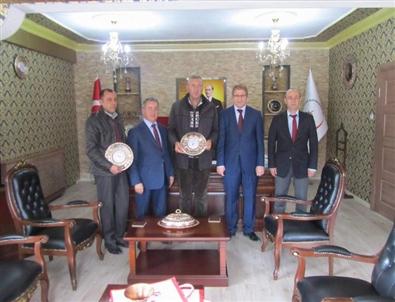 Kuluncak’ta Vergi Rekortmenlerine Plaket Verildi