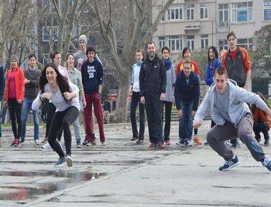 (özel Haber) Erasmus Öğrencileri Gezi Parkı’nda Sek Sek Oynadı