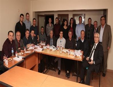 Yaşlı Çiftçiler İngilizce Öğreniyor