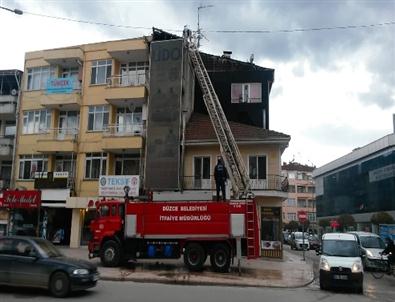 Düzce İtfaiyesi Şiddetli Lodosta Yoğun Mesai Yaptı