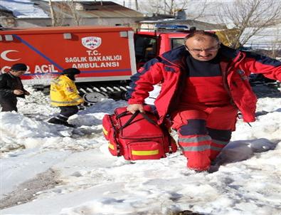 Erzurum’da Kar ve Tipi Nedeniyle Yolu Kapalı Olan Köylerdeki 94 Hasta Kurtarıldı