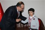 Vali Canbolat’tan Satranç Şampiyonası Türkiye 4’ncüsü Öğrenciye Ödül