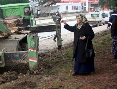 Vali Coş'un annesinden tek başına çevre eylemi