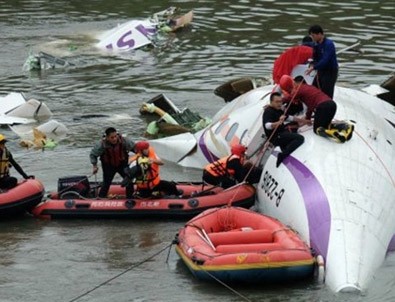 Tayvan'da uçak düştü