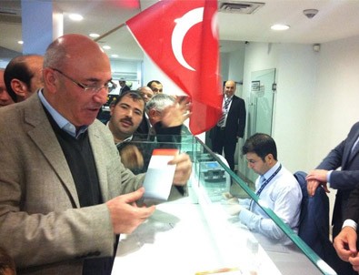 Mahmut Tanal Bank Asya'da hesap açtı