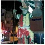 TİMSAH - Timsah Heykeline Sarı Kırmızı Saldırı