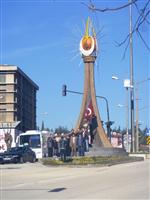 ŞEHİT ASKER - Şehit Asker Anıtı Önünde Asker ve Ailelerinin Hatıra Fotoğraf İlgisi