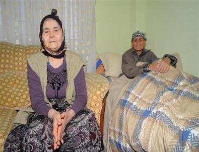 Uşak'ta Valiliğin Sahip Çıktığı Yaşlı Çift Yeni Evleri Taşındı