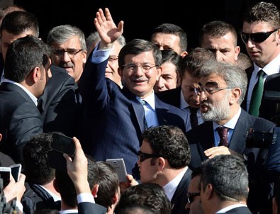 Başbakan Davutoğlu Cuma Namazını Başyazıcıoğlu Camii'nde Kıldı